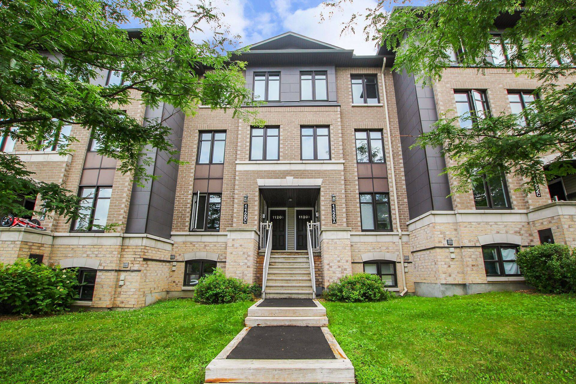 1120 Klondike RD #B, Kanata, ON K2K 0H2