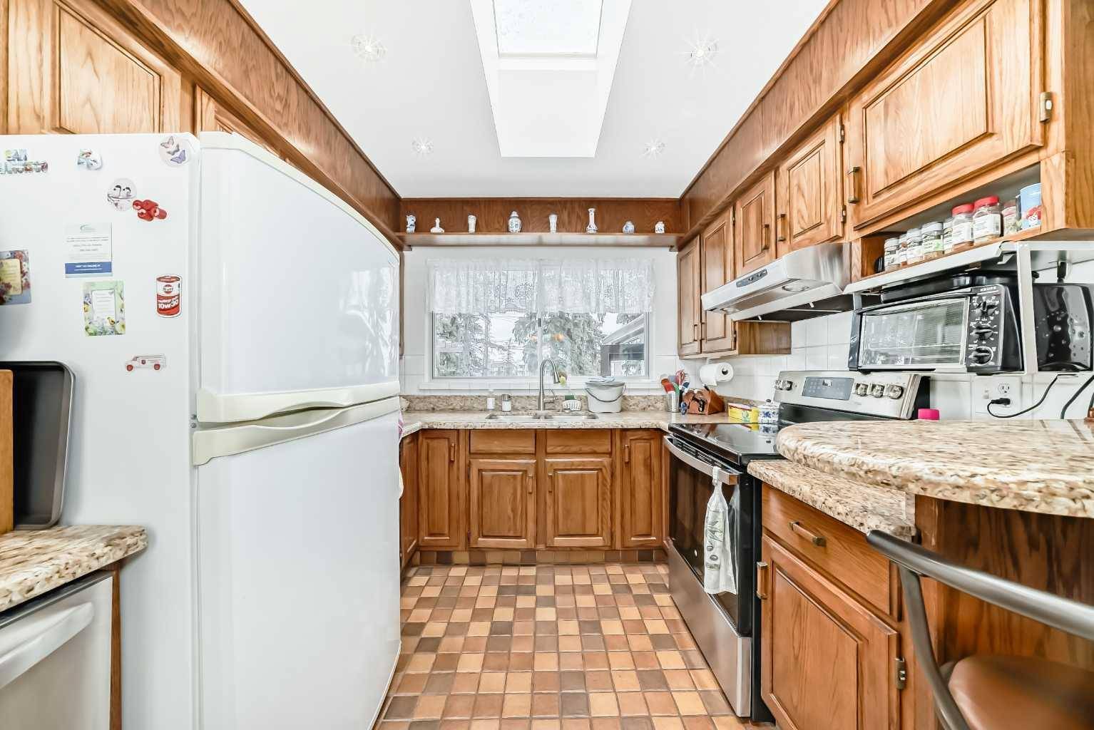 Calgary, AB T3E 5X8,5624 Ladbrooke DR SW