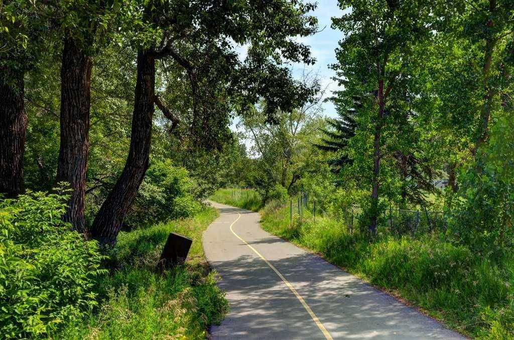 Calgary, AB T2G 5K3,176 Inglewood CV SE