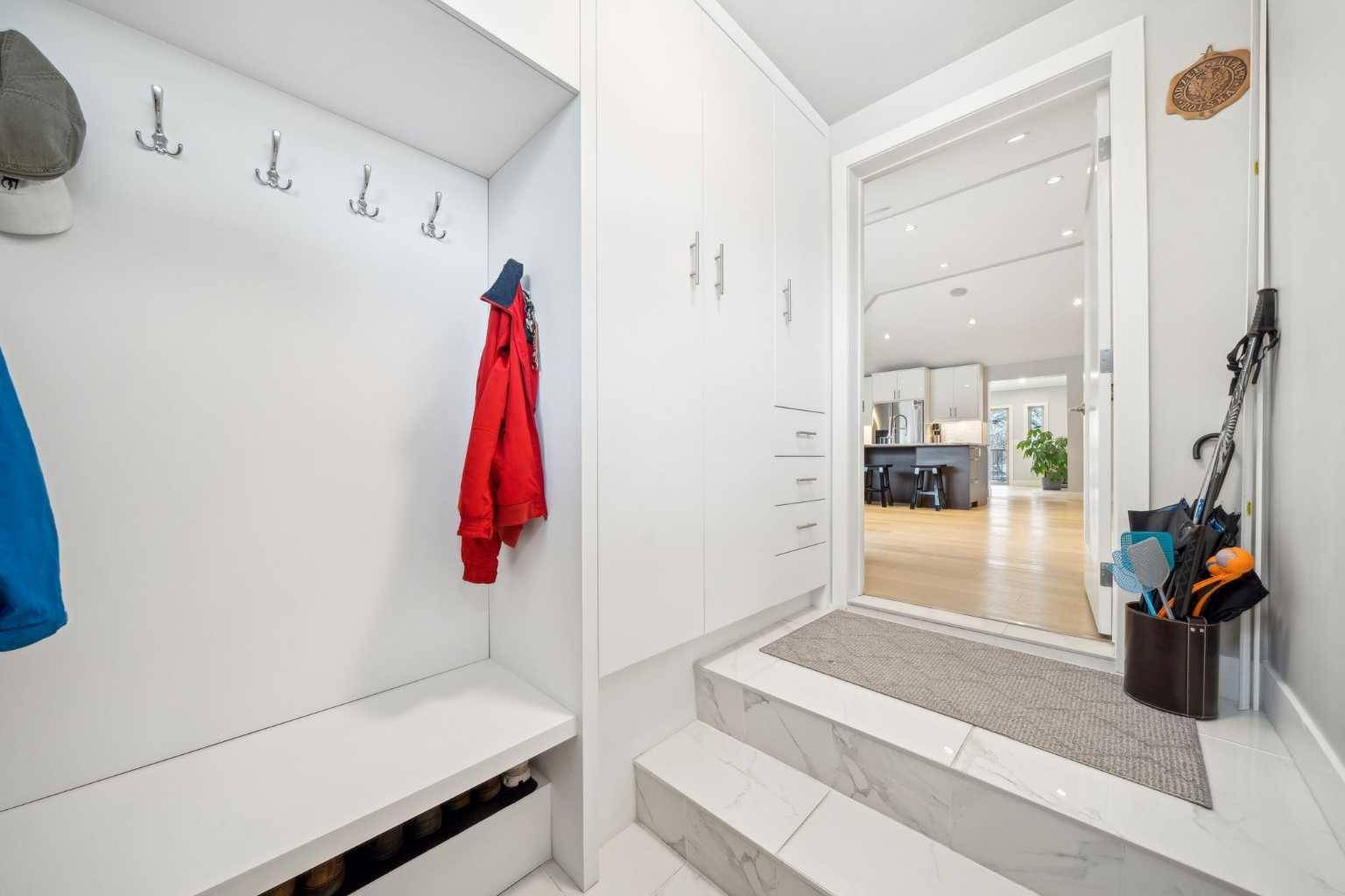 Calgary, AB T2V 1Z1,16 MEADOWLARK CRES Southwest