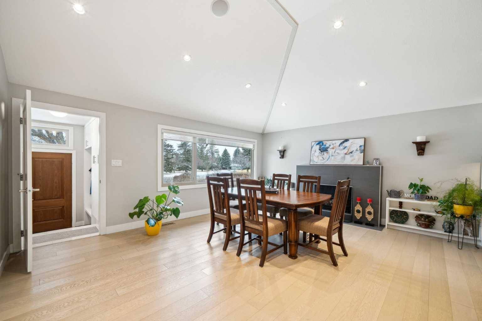 Calgary, AB T2V 1Z1,16 MEADOWLARK CRES Southwest
