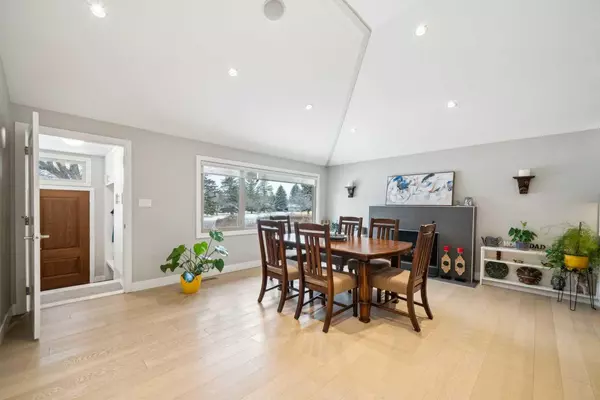 Calgary, AB T2V 1Z1,16 MEADOWLARK CRES Southwest