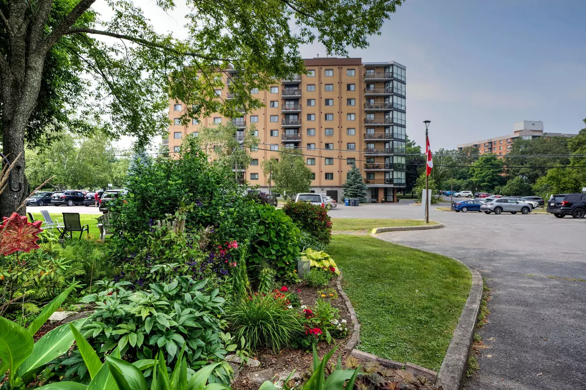Kingston, ON K7L 5H6,120 Barrett CT #602