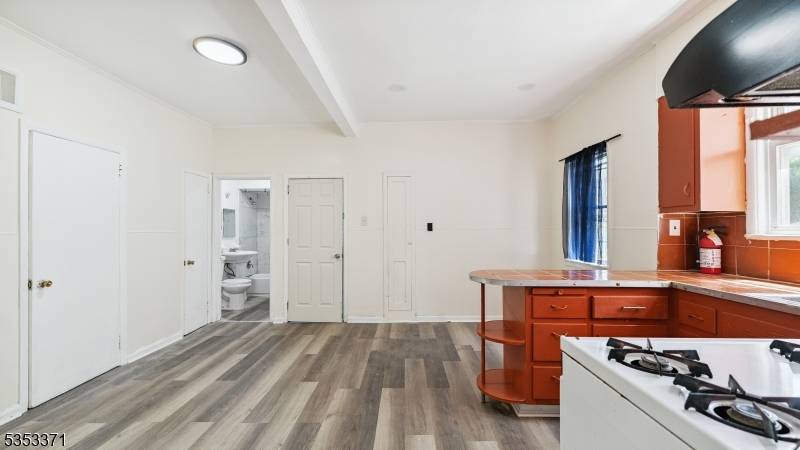 Elizabeth City, NJ 07206,251 Franklin St #3