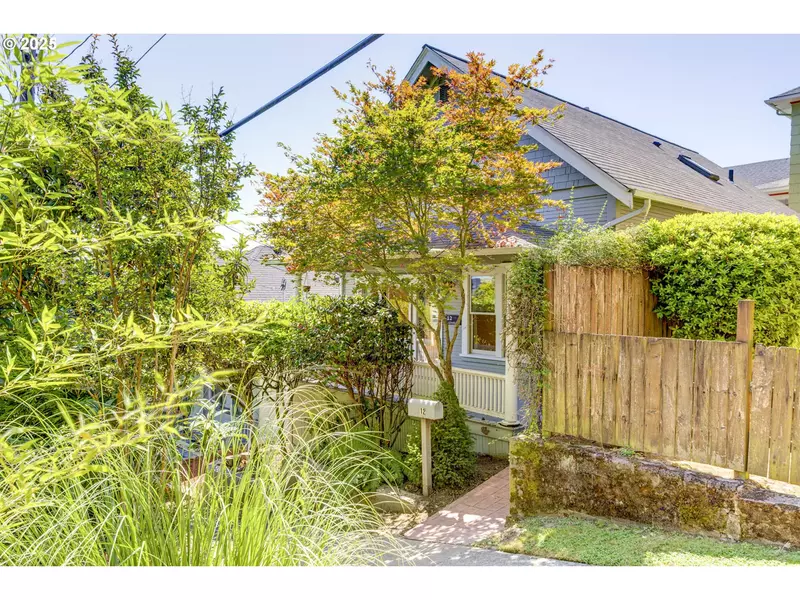 12 S LOWELL ST, Portland, OR 97239