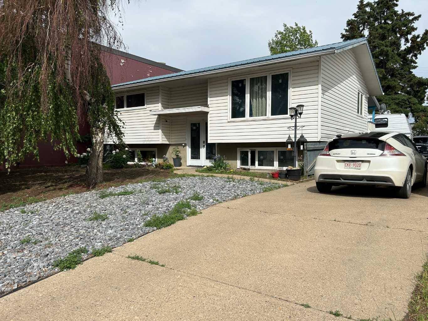 424 2 ST West, Brooks, AB T1R 0E9