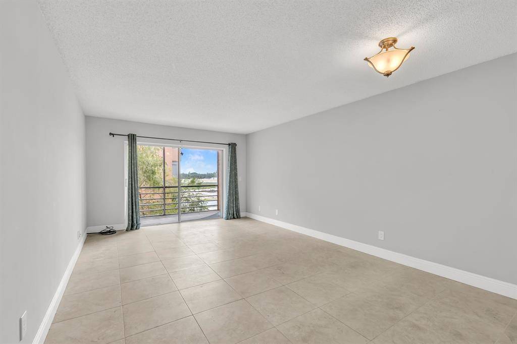 Fort Lauderdale, FL 33322,3050 Sunrise Lakes Dr #307