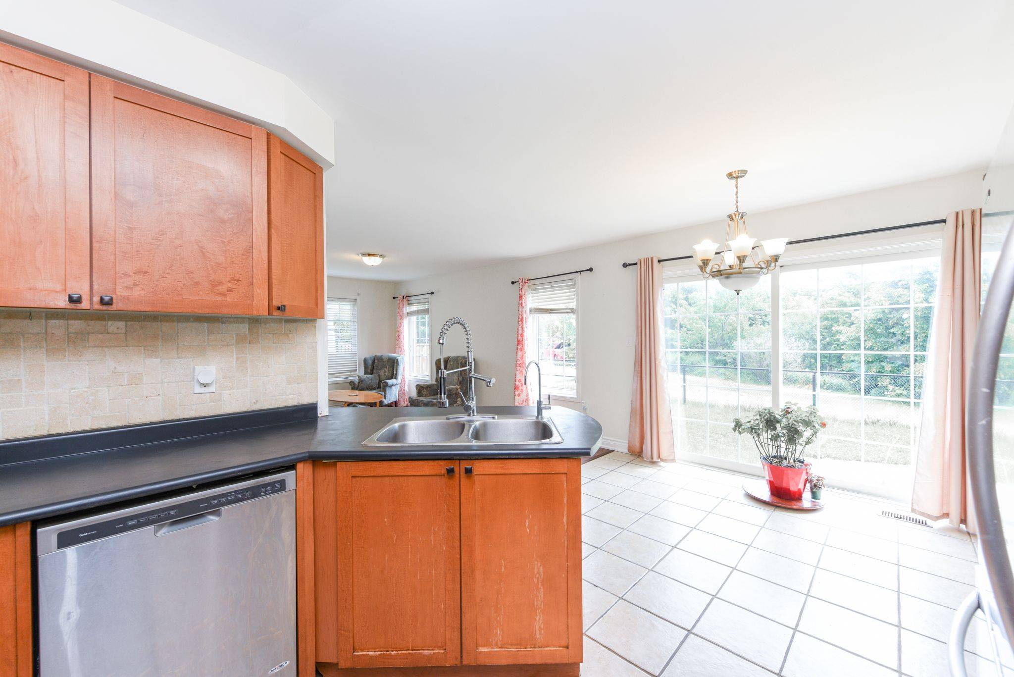 Brampton, ON L7A 3N5,14 Yvonne DR