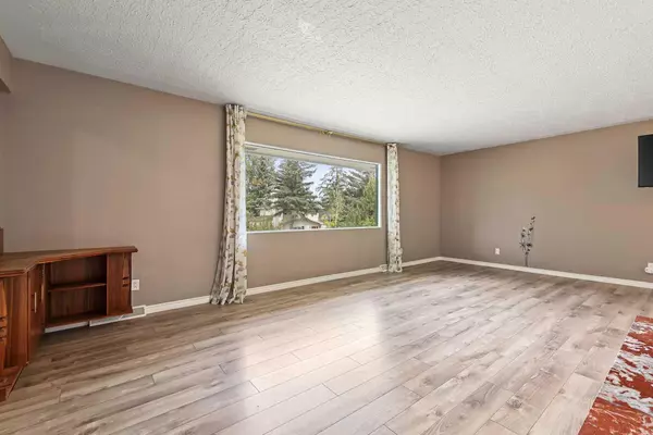 Calgary, AB T2W 0S4,71 Snowdon CRES SW