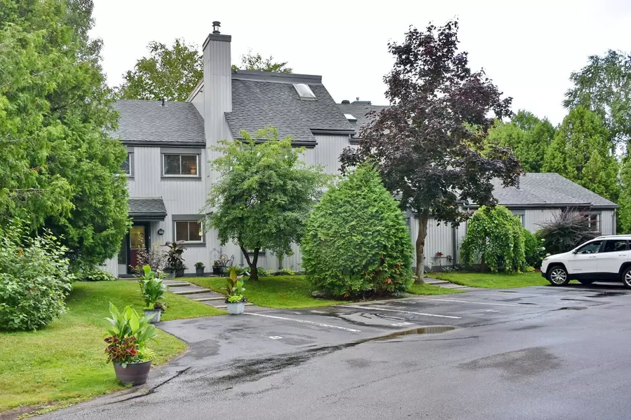 12 Dawson DR #401, Collingwood, ON L9Y 5B4