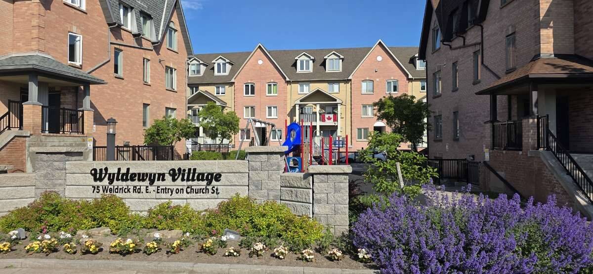 Richmond Hill, ON L4C 0H9,75 Weldrick RD E #613