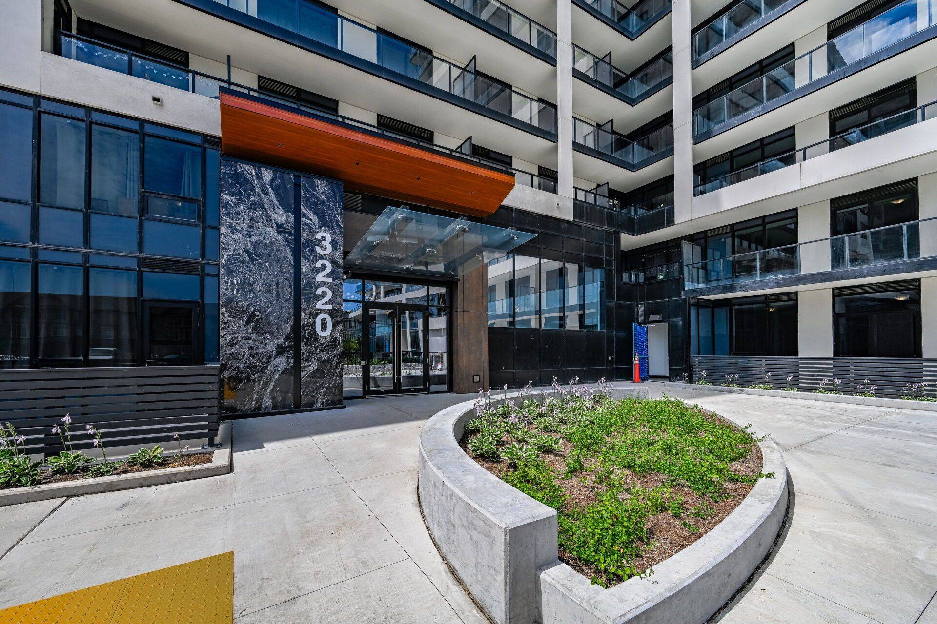 Oakville, ON L6H 7X9,3220 William Coltson AVE #607