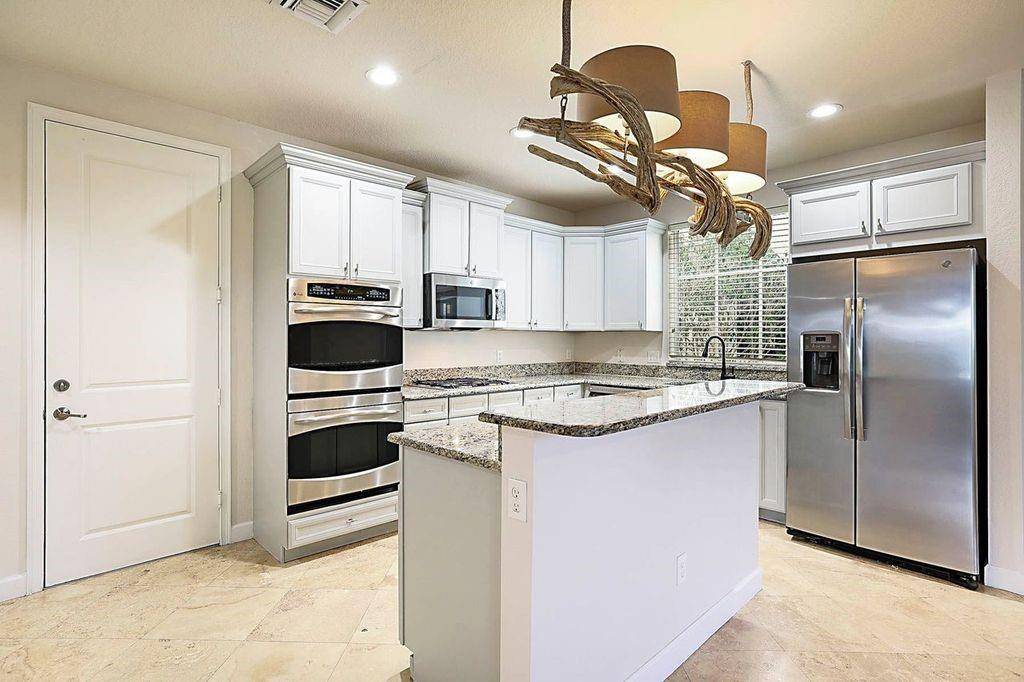 105 NW Gardner St, Boca Raton, FL 33432
