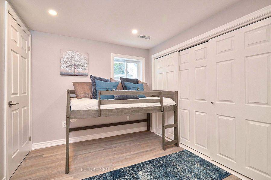 Barrie, ON L4M 3L6,156 Peel ST #Lower level