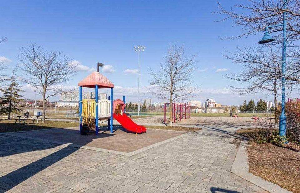 Mississauga, ON L5B 0B1,3038 Clayhill RD #1