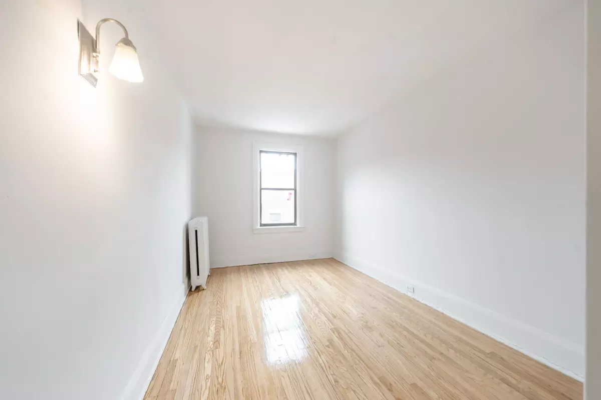 Toronto E02, ON M4L 2S4,4 Kingston RD #35