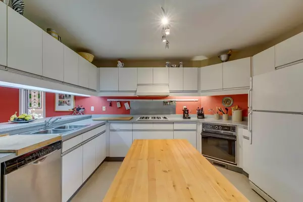 Calgary, AB T2T 1K3,2022 28 AVE Southwest