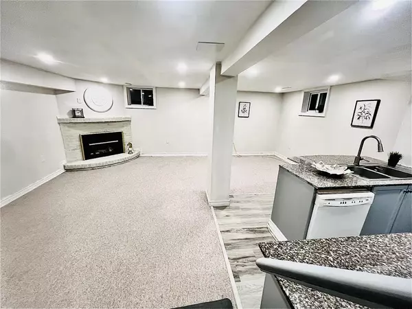 Newmarket, ON L3Y 3P6,140 Woodpark PL #Bsmt