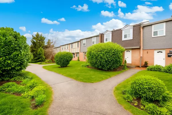 1050 Shawnmarr RD #45, Mississauga, ON L5H 3V1