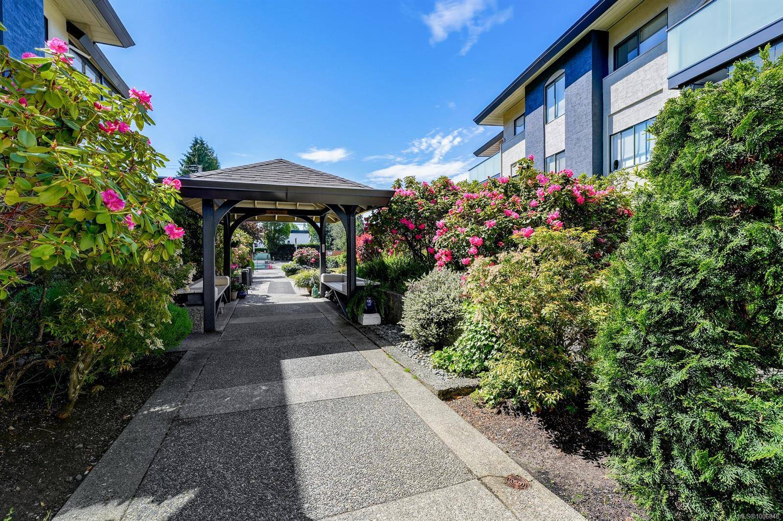 Saanich, BC V8P 4H8,3900 Shelbourne St #206