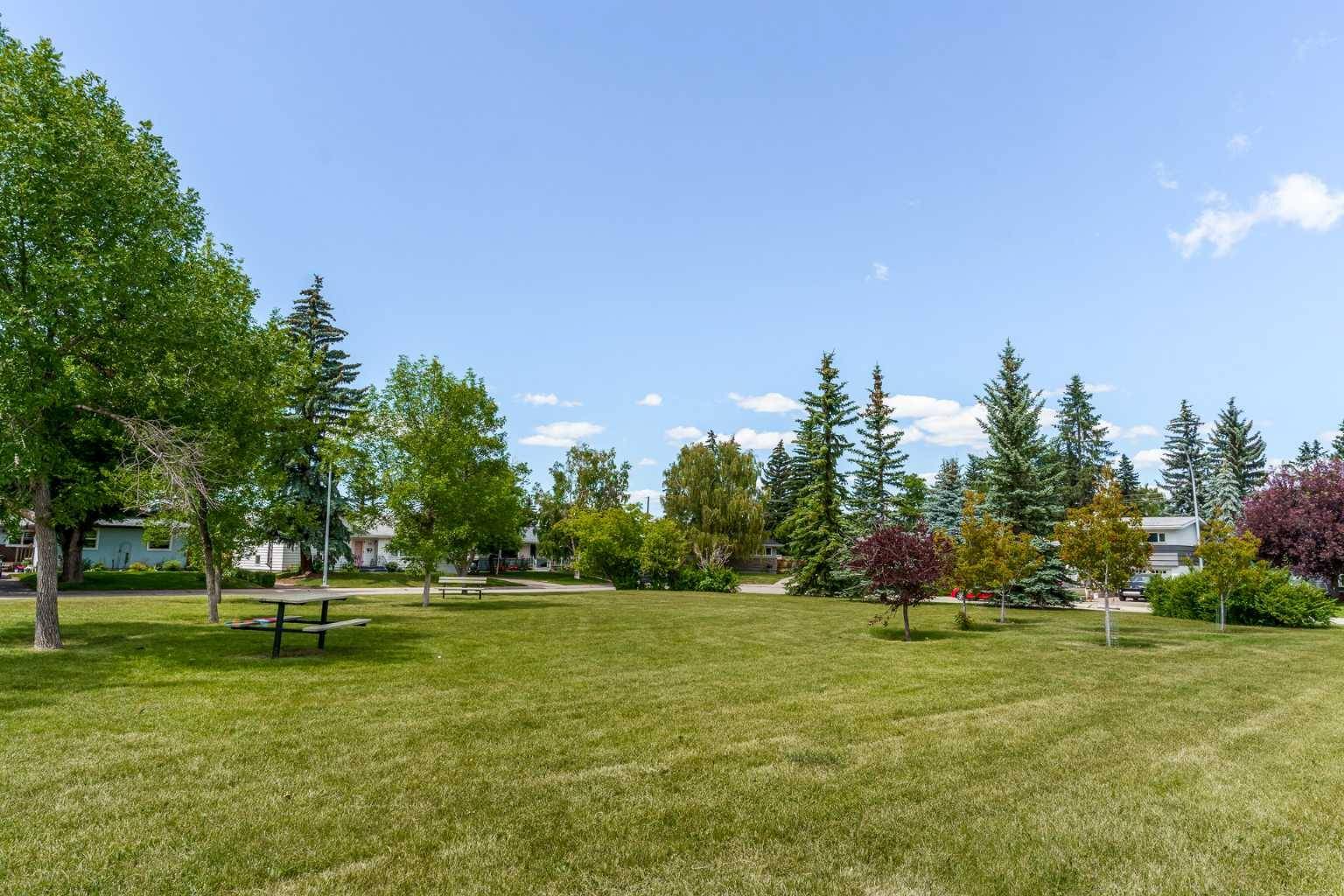 Calgary, AB T2V3H9,74 Hallbrook PL SW