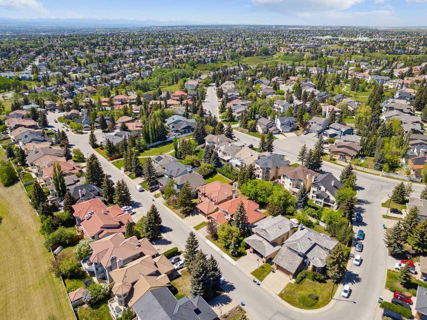 Calgary, AB T3A 4T8,52 Edgeview RD NW