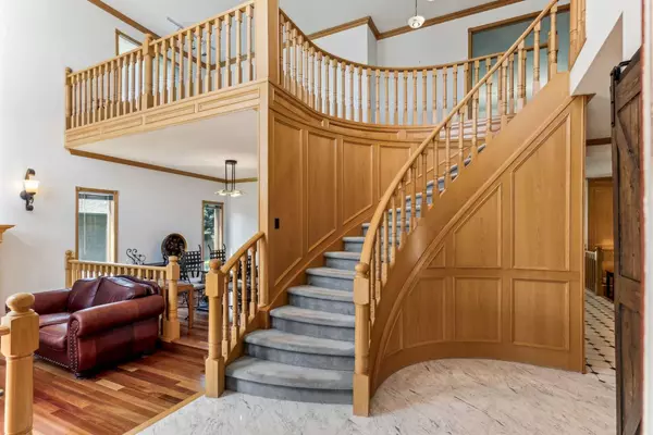 Calgary, AB T3A 4T8,52 Edgeview RD Northwest