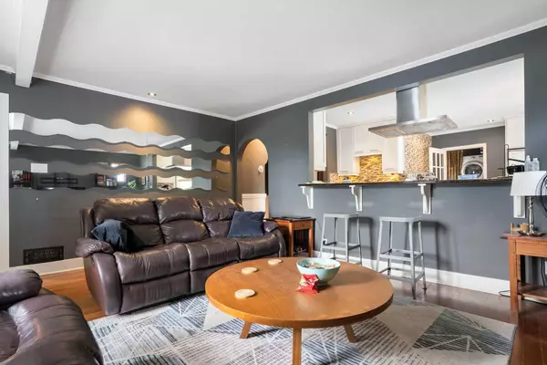 Calgary, AB T2M 0W6,1404 18 AVE NW