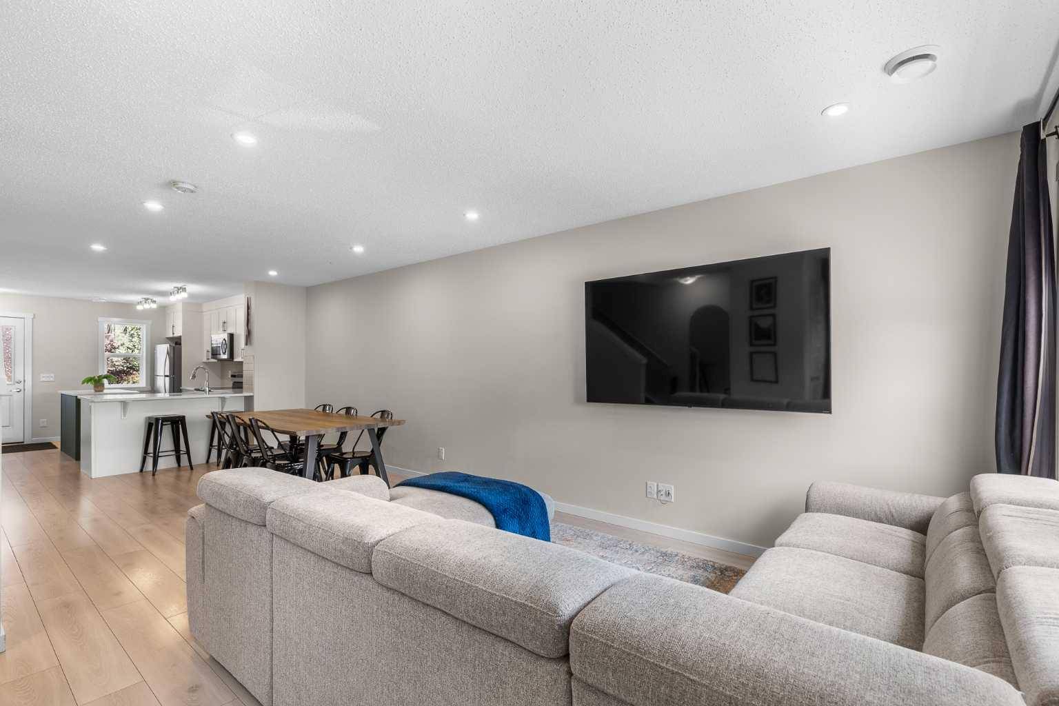 Calgary, AB T3M 3E3,465 Cranbrook SQ Southeast