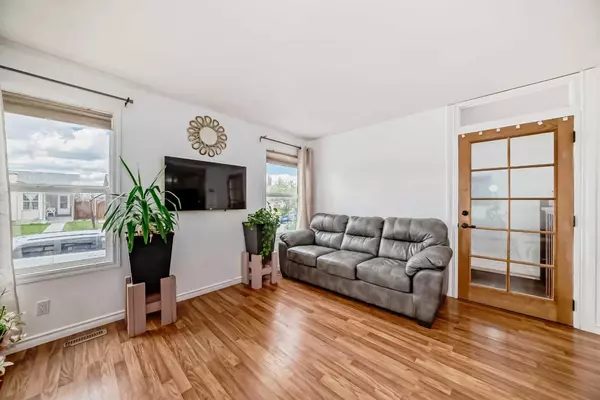 Calgary, AB T1Y6B1,83 Whitworth WAY NE