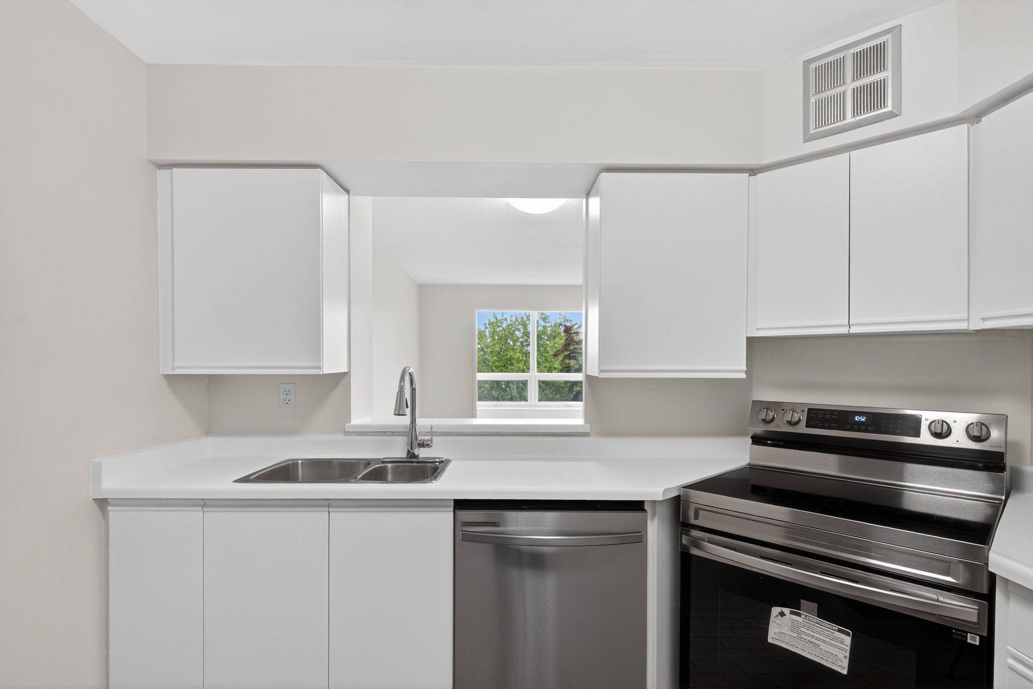 Richmond Hill, ON L4C 8T4,326 Major Mackenzie DR E #618