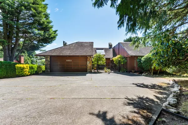 8833 Haro Park Terr, North Saanich, BC V8L 3Z3