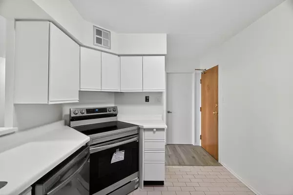 Richmond Hill, ON L4C 8T4,326 Major Mackenzie DR E #618