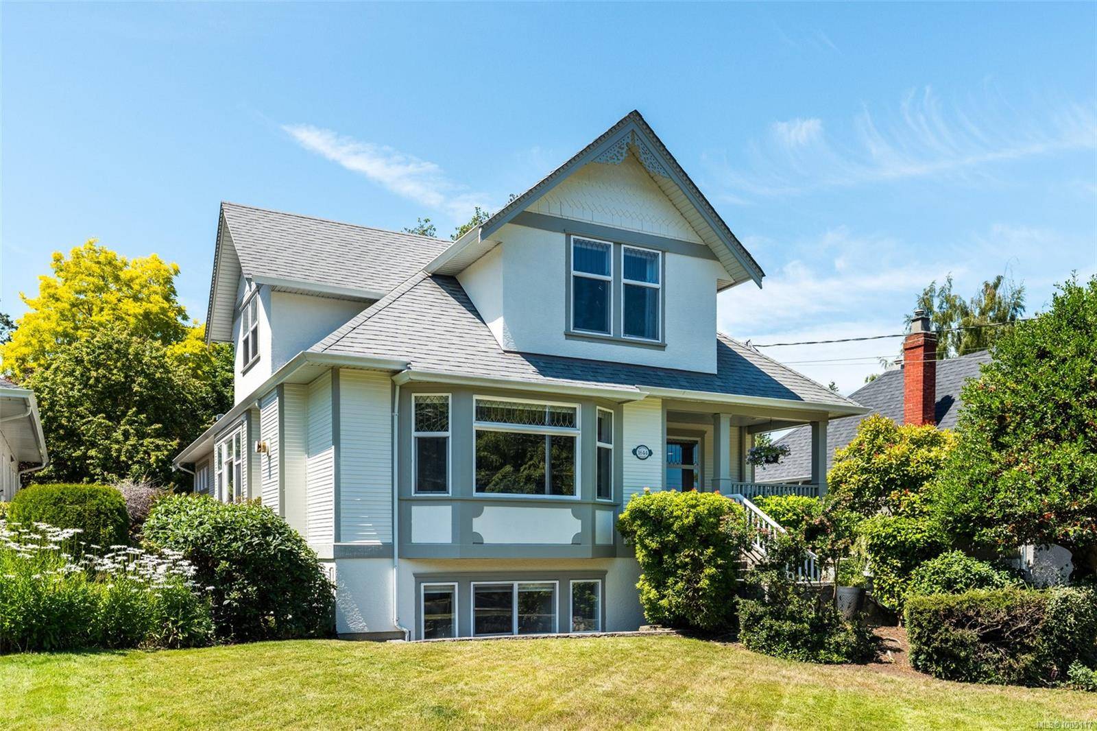 1644 Monterey Ave, Oak Bay, BC V8R 5V5