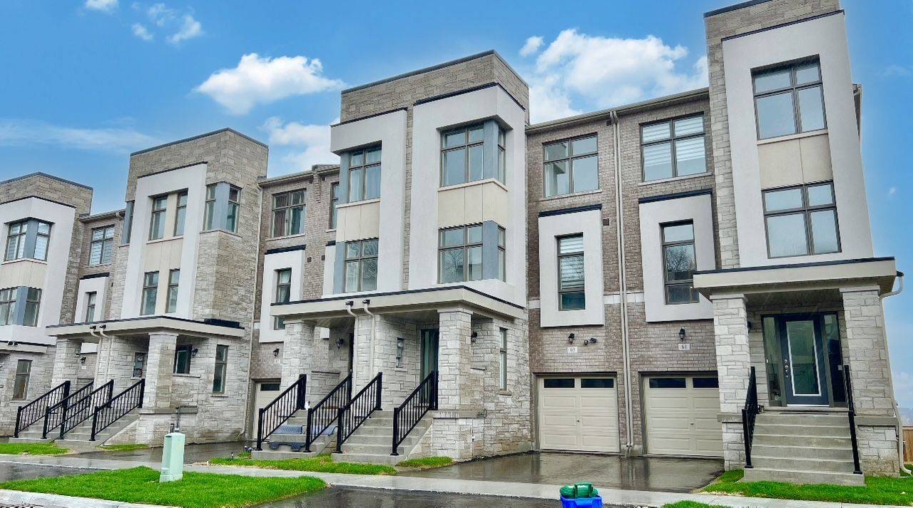 63 Puisaya DR, Richmond Hill, ON L4E 1L2