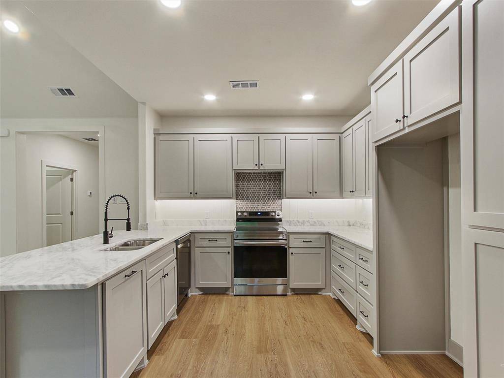 Leonard, TX 75452,305 N Elm Street