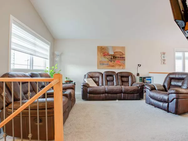 Lethbridge, AB T1K 7Z9,590 Squamish LN W