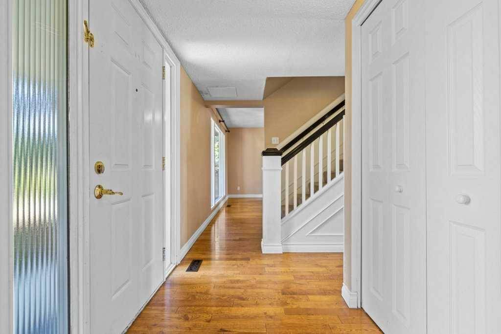Calgary, AB T2J 4Z6,320 Parkridge WAY SE