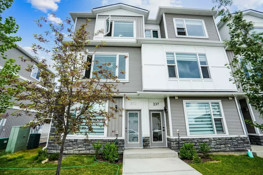 235 Saddlepeace CRES NE, Calgary, AB T3J5S6
