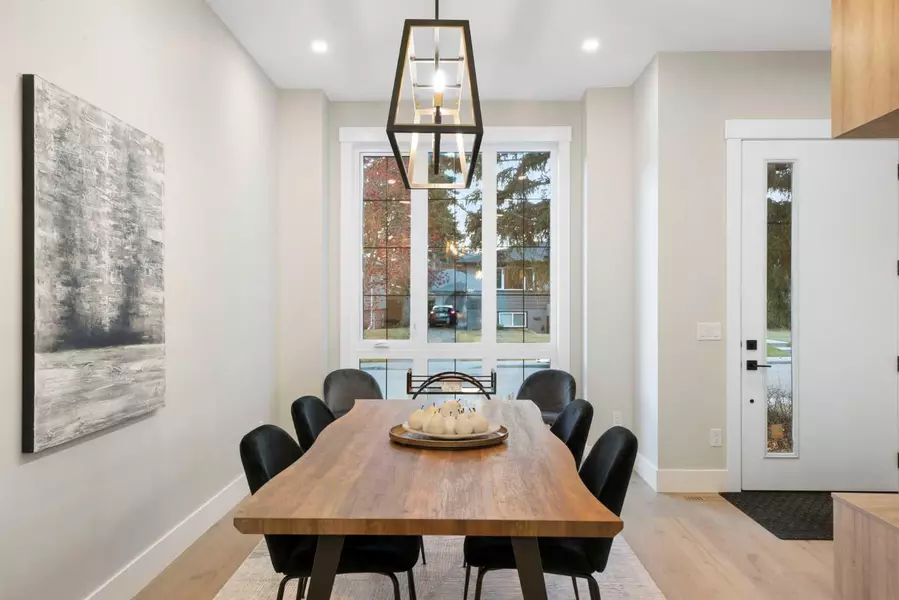 2414 35 ST Southwest, Calgary, AB T3E 2Y1