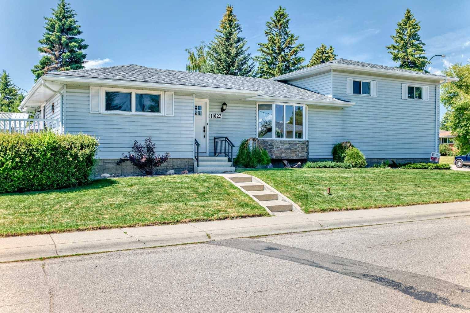 11023 Southdale RD Southwest, Calgary, AB T2W0X5
