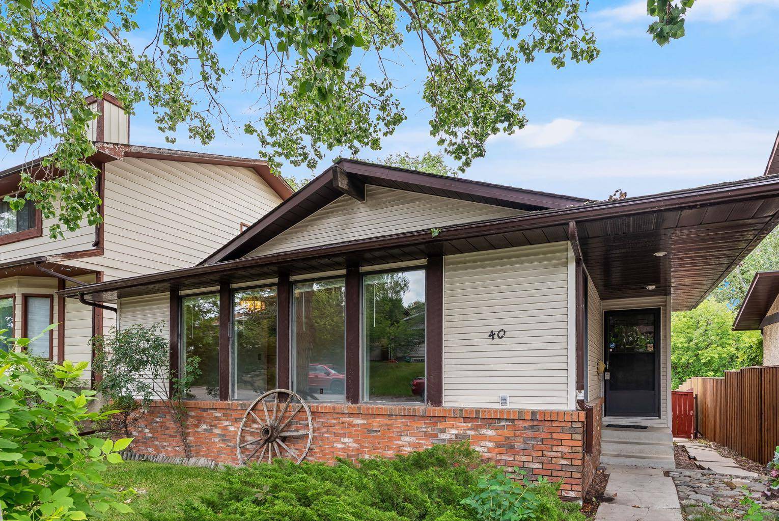 40 Edgeford RD NW, Calgary, AB T3A 2S6