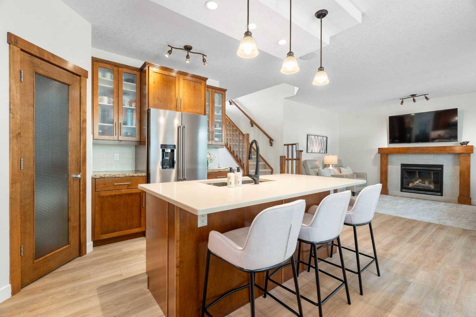 Calgary, AB T3G 4X5,612 Royal CT NW