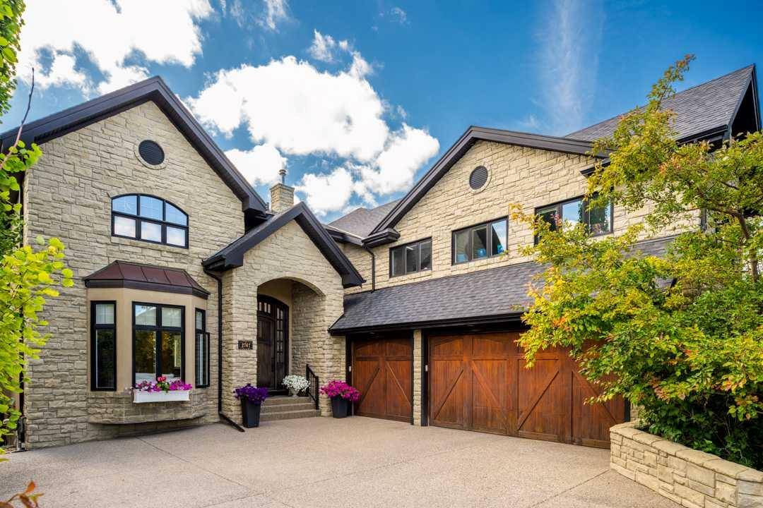 2767 77 ST SW, Calgary, AB T3H 0G2