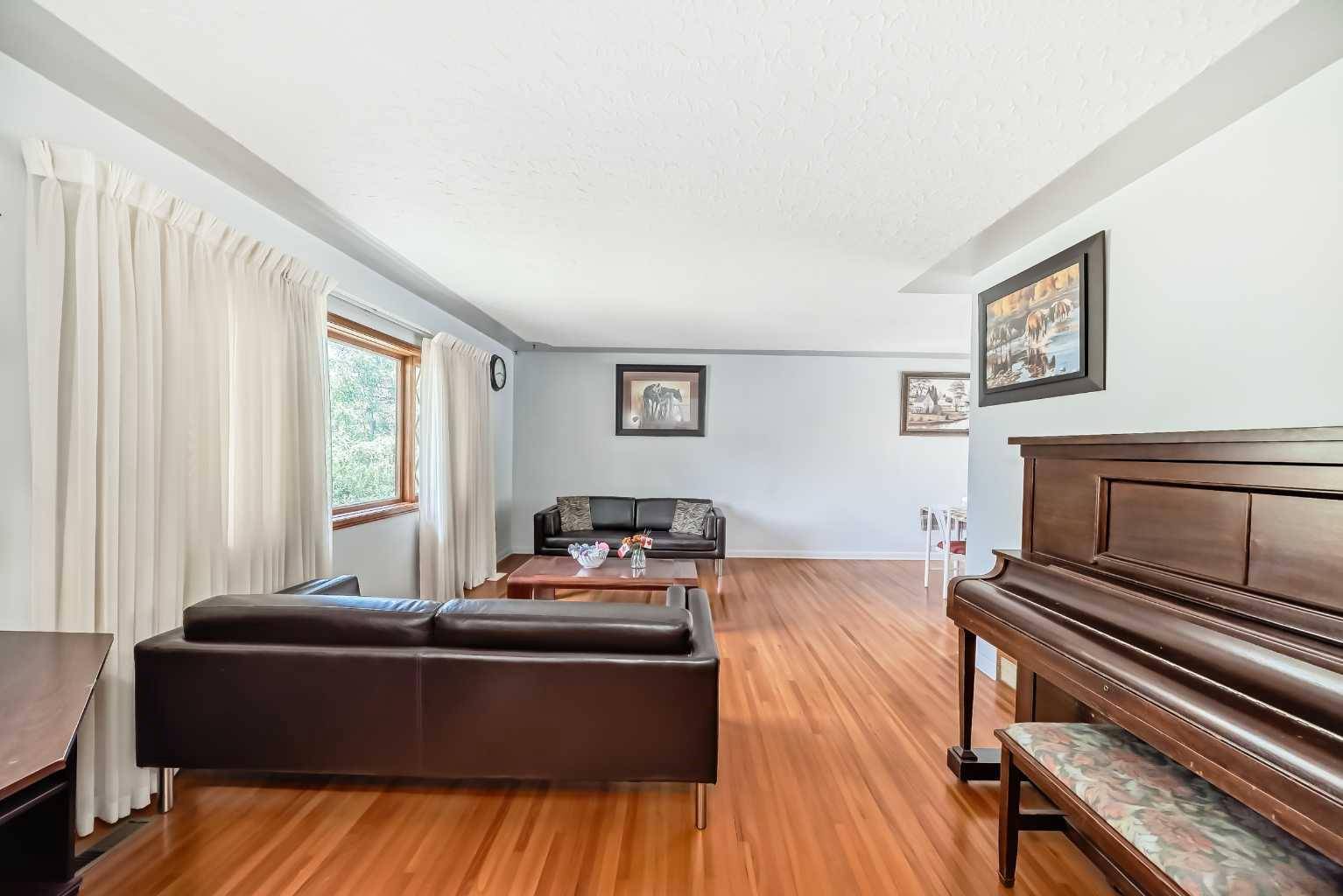 Calgary, AB T2K 1R9,220 Cardiff DR Northwest