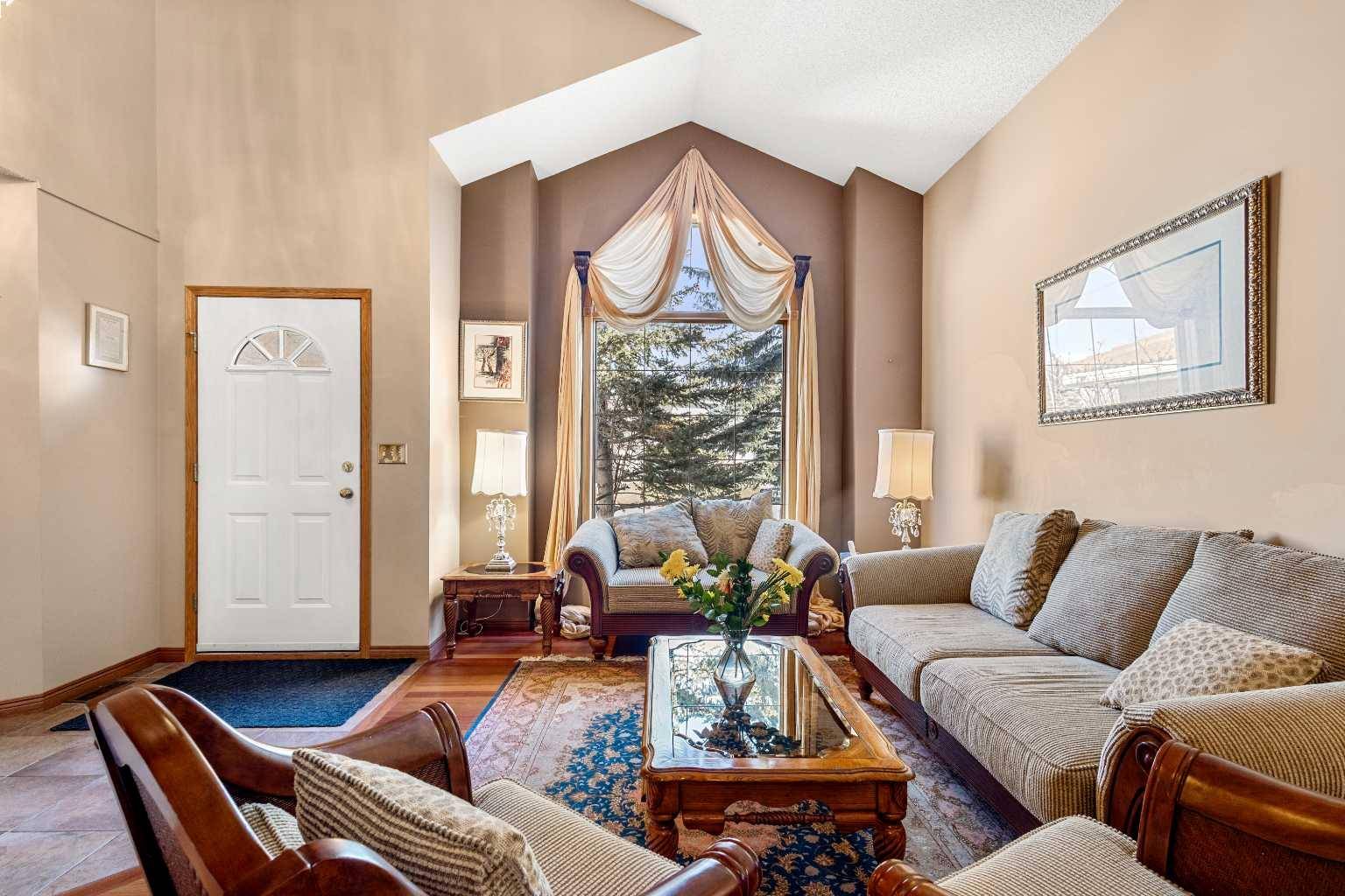 Calgary, AB T3A 5J1,122 Hampstead Close NW