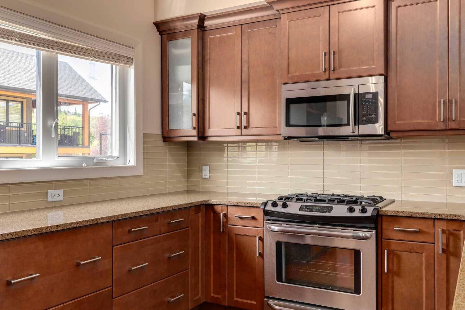 Calgary, AB T3B 6C4,407 Valley Ridge MNR NW