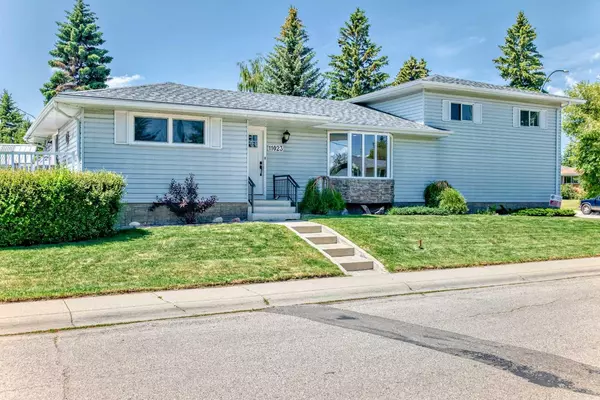 11023 Southdale RD Southwest, Calgary, AB T2W0X5