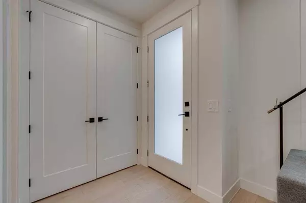 Calgary, AB T3E 2Y5,2812 35 ST SW