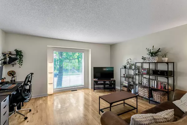 Calgary, AB T2W 5A9,3432 Cedarille DR SW